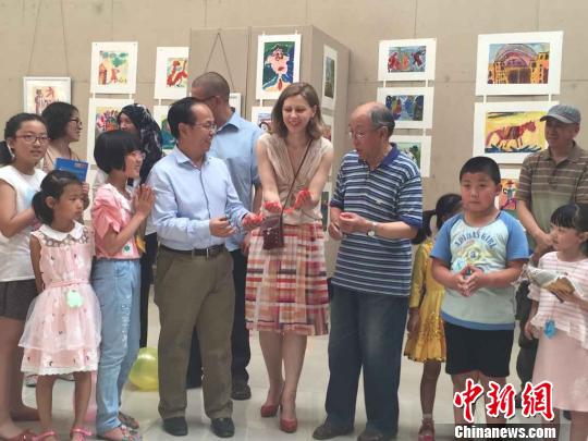 俄罗斯留学生历时三年关注西北地区儿童教育(图)